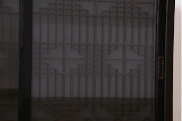 アンティーク家具　ラフジュ工房オリジナル　古建具リメイク　組子の模様の引き戸が風情漂うキャビネット(収納棚、戸棚、書院戸)(R-037348)