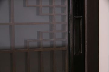 アンティーク家具　ラフジュ工房オリジナル　古建具リメイク　組子の模様の引き戸が風情漂うキャビネット(収納棚、戸棚、書院戸)(R-037348)