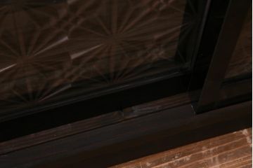 アンティーク家具　ラフジュ工房オリジナル　古建具リメイク　組子の模様の引き戸が風情漂うキャビネット(収納棚、戸棚、書院戸)(R-037348)
