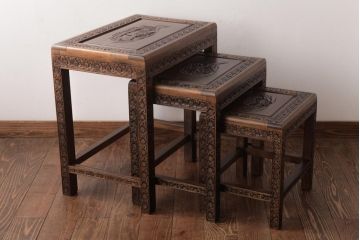 ビンテージ家具　花鳥図　埋め尽くすような花の彫刻が目を引くネストテーブル(サイドテーブル)(R-037352)