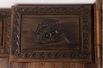ビンテージ家具　花鳥図　埋め尽くすような花の彫刻が目を引くネストテーブル(サイドテーブル)(R-037352)