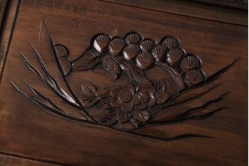 ビンテージ家具　花鳥図　埋め尽くすような花の彫刻が目を引くネストテーブル(サイドテーブル)(R-037352)