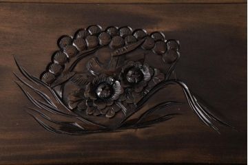 ビンテージ家具　花鳥図　埋め尽くすような花の彫刻が目を引くネストテーブル(サイドテーブル)(R-037352)