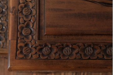 ビンテージ家具　花鳥図　埋め尽くすような花の彫刻が目を引くネストテーブル(サイドテーブル)(R-037352)