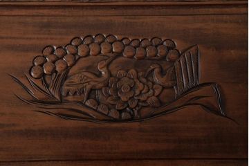 ビンテージ家具　花鳥図　埋め尽くすような花の彫刻が目を引くネストテーブル(サイドテーブル)(R-037352)