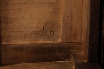 ビンテージ家具　花鳥図　埋め尽くすような花の彫刻が目を引くネストテーブル(サイドテーブル)(R-037352)