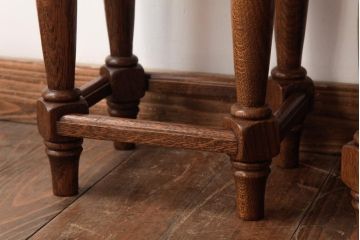 中古　海外輸入家具　クラシックカントリーにおすすめなオーク材製ネストテーブル(サイドテーブル)(R-037353)