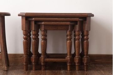 中古　海外輸入家具　クラシックカントリーにおすすめなオーク材製ネストテーブル(サイドテーブル)(R-037353)