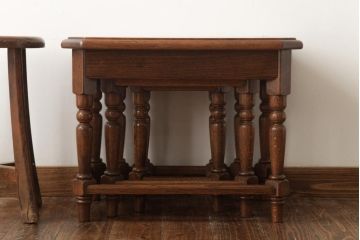 中古　海外輸入家具　クラシックカントリーにおすすめなオーク材製ネストテーブル(サイドテーブル)(R-037353)