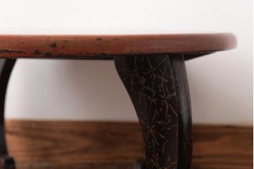 アンティーク家具　漆塗り　個性的な脚が目を引く珍しいデザインのちゃぶ台(丸テーブル)(R-037355)