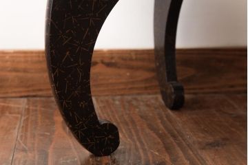 アンティーク家具　漆塗り　個性的な脚が目を引く珍しいデザインのちゃぶ台(丸テーブル)(R-037355)