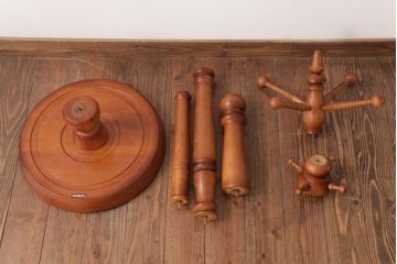 中古　ビンテージカリモク　上品な挽き物加工が施されたポールハンガー(コートハンガー)(R-037357)