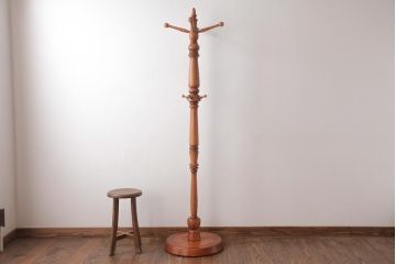 中古　ビンテージカリモク　上品な挽き物加工が施されたポールハンガー(コートハンガー)(R-037357)