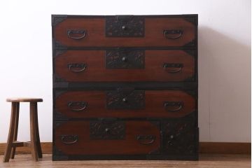 アンティーク家具　和製アンティーク　ヒノキ材　漆塗り　透かし金具が目を惹く重ね佐渡箪笥(衣装箪笥、時代箪笥)(R-037363)