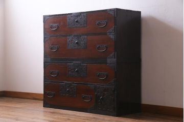 アンティーク家具　和製アンティーク　ヒノキ材　漆塗り　透かし金具が目を惹く重ね佐渡箪笥(衣装箪笥、時代箪笥)(R-037363)