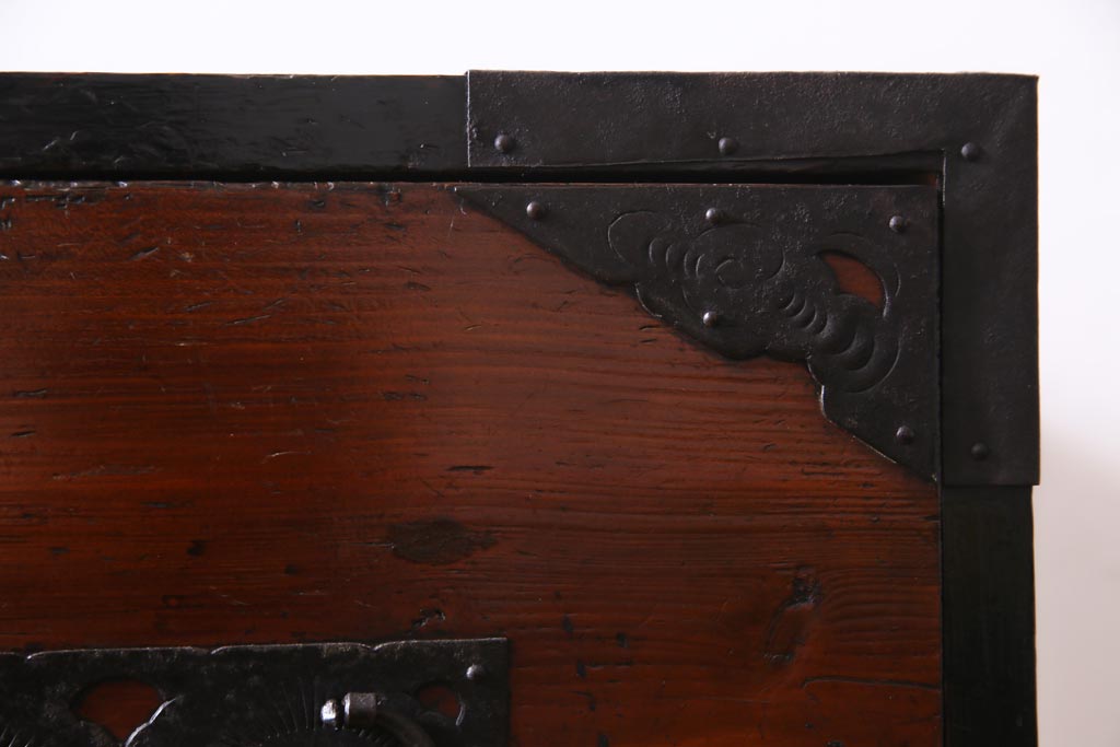 アンティーク家具　和製アンティーク　ヒノキ材　漆塗り　透かし金具が目を惹く重ね佐渡箪笥(衣装箪笥、時代箪笥)(R-037363)