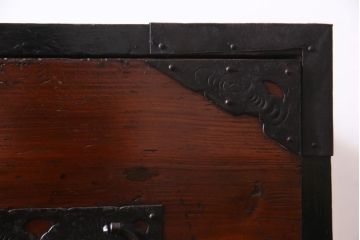 アンティーク家具　和製アンティーク　ヒノキ材　漆塗り　透かし金具が目を惹く重ね佐渡箪笥(衣装箪笥、時代箪笥)(R-037363)