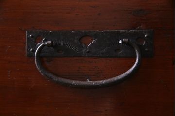 アンティーク家具　和製アンティーク　ヒノキ材　漆塗り　透かし金具が目を惹く重ね佐渡箪笥(衣装箪笥、時代箪笥)(R-037363)