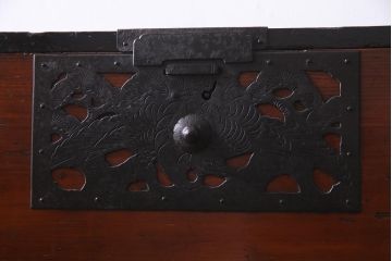 アンティーク家具　和製アンティーク　ヒノキ材　漆塗り　透かし金具が目を惹く重ね佐渡箪笥(衣装箪笥、時代箪笥)(R-037363)