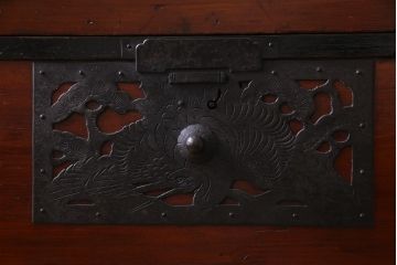 アンティーク家具　和製アンティーク　ヒノキ材　漆塗り　透かし金具が目を惹く重ね佐渡箪笥(衣装箪笥、時代箪笥)(R-037363)