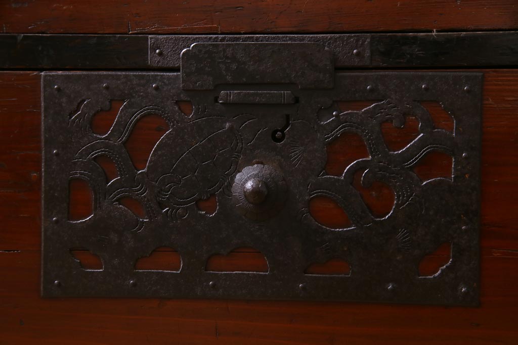 アンティーク家具　和製アンティーク　ヒノキ材　漆塗り　透かし金具が目を惹く重ね佐渡箪笥(衣装箪笥、時代箪笥)(R-037363)