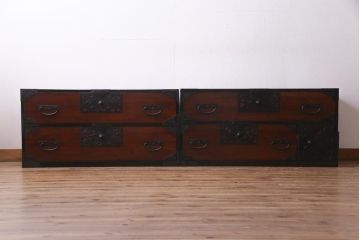 アンティーク家具　和製アンティーク　ヒノキ材　漆塗り　透かし金具が目を惹く重ね佐渡箪笥(衣装箪笥、時代箪笥)(R-037363)