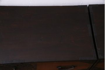 アンティーク家具　和製アンティーク　ヒノキ材　漆塗り　透かし金具が目を惹く重ね佐渡箪笥(衣装箪笥、時代箪笥)(R-037363)