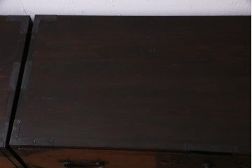 アンティーク家具　和製アンティーク　ヒノキ材　漆塗り　透かし金具が目を惹く重ね佐渡箪笥(衣装箪笥、時代箪笥)(R-037363)