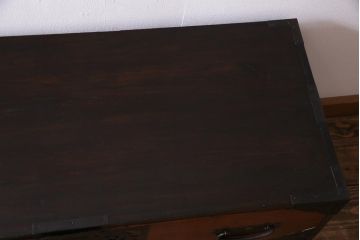 アンティーク家具　和製アンティーク　ヒノキ材　漆塗り　透かし金具が目を惹く重ね佐渡箪笥(衣装箪笥、時代箪笥)(R-037363)