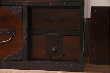 アンティーク家具　和製アンティーク　ヒノキ材　漆塗り　透かし金具が目を惹く重ね佐渡箪笥(衣装箪笥、時代箪笥)(R-037363)