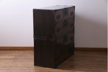 アンティーク家具　和製アンティーク　ヒノキ材　漆塗り　透かし金具が目を惹く重ね佐渡箪笥(衣装箪笥、時代箪笥)(R-037363)
