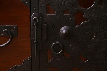 アンティーク家具　和製アンティーク　ヒノキ材　漆塗り　透かし金具が目を惹く重ね佐渡箪笥(衣装箪笥、時代箪笥)(R-037363)