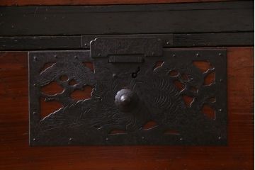 アンティーク家具　和製アンティーク　ヒノキ材　漆塗り　透かし金具が目を惹く重ね佐渡箪笥(衣装箪笥、時代箪笥)(R-037363)