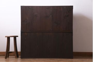 アンティーク家具　和製アンティーク　ヒノキ材　漆塗り　透かし金具が目を惹く重ね佐渡箪笥(衣装箪笥、時代箪笥)(R-037363)