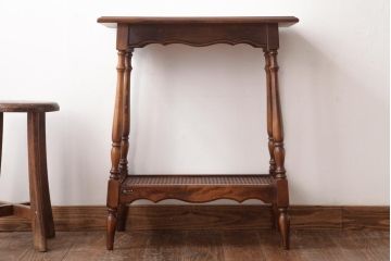 中古　カリモク　コロニアルシリーズ　クラシックカントリーな雰囲気のサイドテーブル(花台)(R-037369)