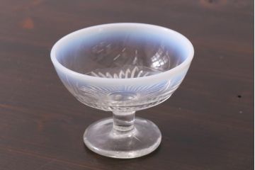 レトロ雑貨　昭和レトロ　乳白縁　碗形　コレクションにもおすすめな氷コップ(プレスガラス)(R-037390)