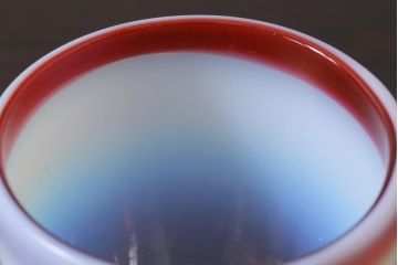 アンティーク雑貨　大正期　赤縁乳白暈し　なつめ形　氷コップ(吹ガラス)(R-037391)