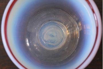アンティーク雑貨　大正期　赤縁乳白暈し　なつめ形　氷コップ(吹ガラス)(R-037391)
