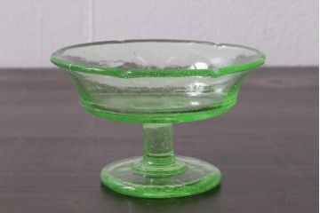 アンティーク雑貨　昭和初期　プレスガラス　ウランガラスのレトロな氷コップ(R-037396)