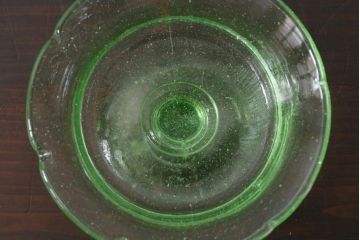 アンティーク雑貨　昭和初期　プレスガラス　ウランガラスのレトロな氷コップ(R-037396)