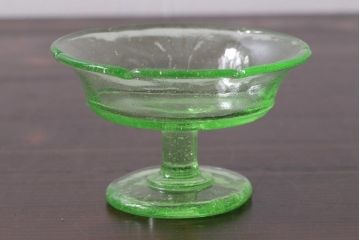 アンティーク雑貨　昭和初期　プレスガラス　ウランガラスのレトロな氷コップ(R-037396)