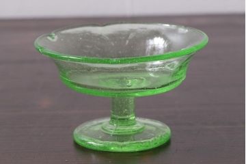 アンティーク雑貨　昭和初期　プレスガラス　ウランガラスのレトロな氷コップ(R-037396)