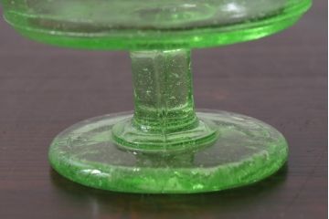 アンティーク雑貨　昭和初期　プレスガラス　ウランガラスのレトロな氷コップ(R-037396)