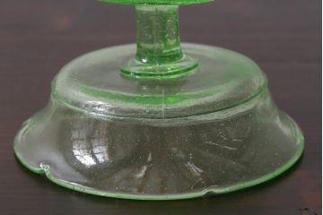 アンティーク雑貨　昭和初期　プレスガラス　ウランガラスのレトロな氷コップ(R-037396)