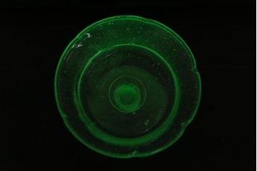 アンティーク雑貨　昭和初期　プレスガラス　ウランガラスのレトロな氷コップ(R-037396)