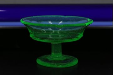 アンティーク雑貨　昭和初期　プレスガラス　ウランガラスのレトロな氷コップ(R-037396)