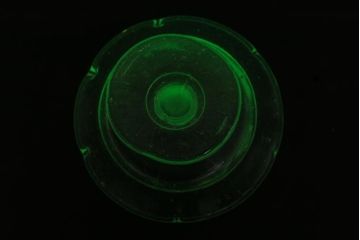 アンティーク雑貨　昭和初期　プレスガラス　ウランガラスのレトロな氷コップ(R-037396)