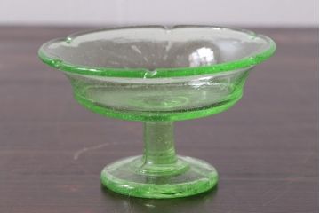 アンティーク雑貨　昭和初期　プレスガラス　ウランガラスのレトロな氷コップ(R-037397)