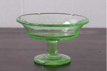 アンティーク雑貨　昭和初期　プレスガラス　ウランガラスのレトロな氷コップ(R-037397)