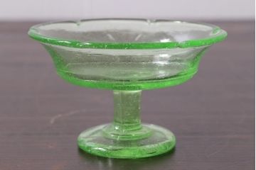 アンティーク雑貨　昭和初期　プレスガラス　ウランガラスのレトロな氷コップ(R-037397)
